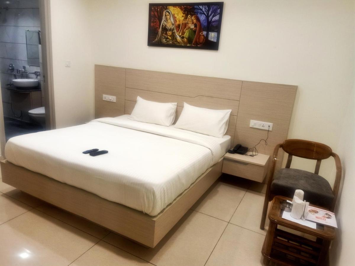 Hotel Hamilton Zirakpur Exterior photo